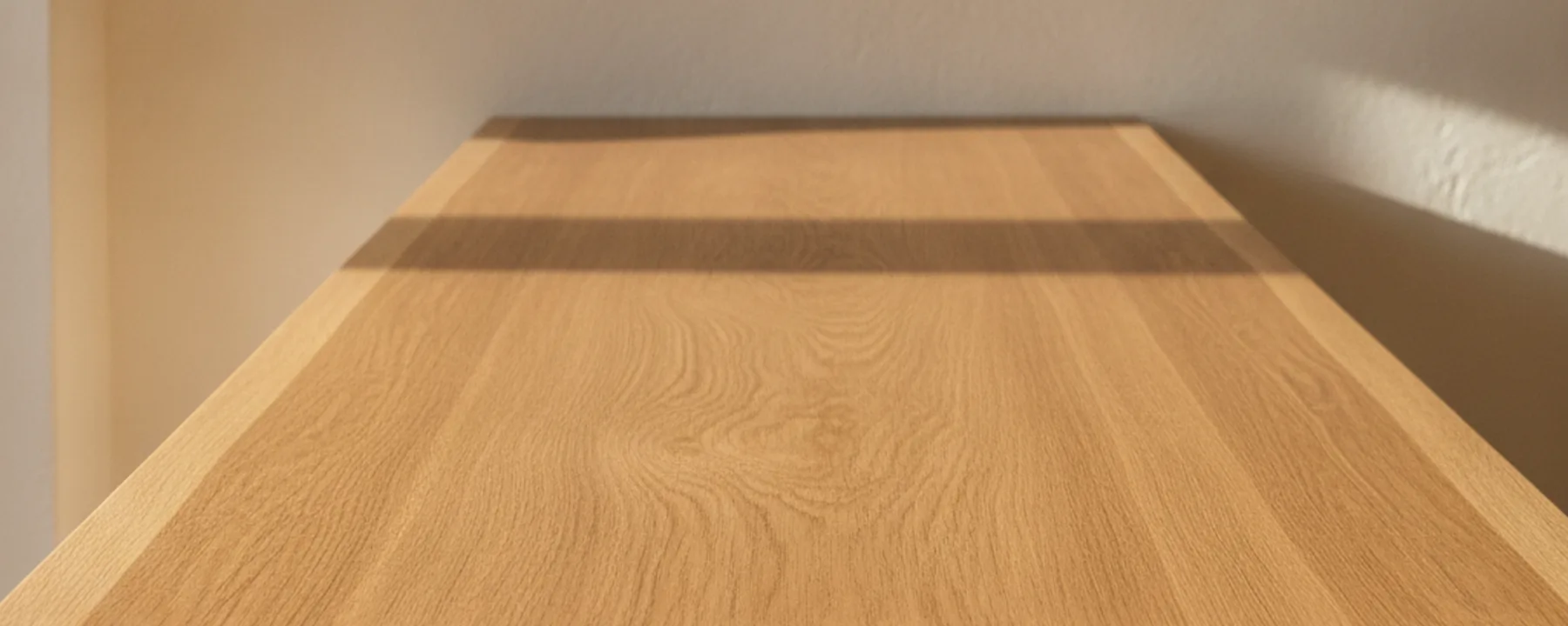 Lange Arbeitsplatte aus geölter Eiche mit Naturkante